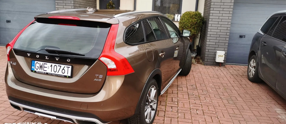 Volvo V60 Cross Country cena 91000 przebieg: 140600, rok produkcji 2017 z Wejherowo małe 92